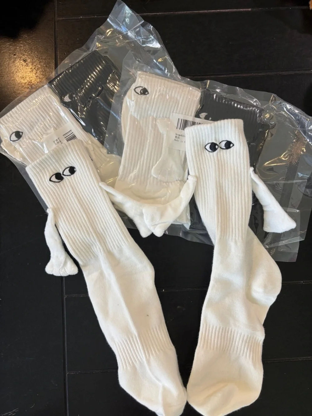 NEW 5 Pair Magnet Holding Hands Socks